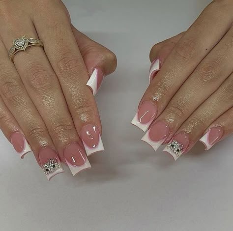 Classy Shorties Nails, Kawaii Nails Square, Shorties Nails Hello Kitty, Pink French Tip Nails With Charms, Shorties Nails Square French Tip, Aesthetically Nails, Short Hello Kitty Nails With Charms, Cute Shorties Acrylic Nails, Square Nails Y2k