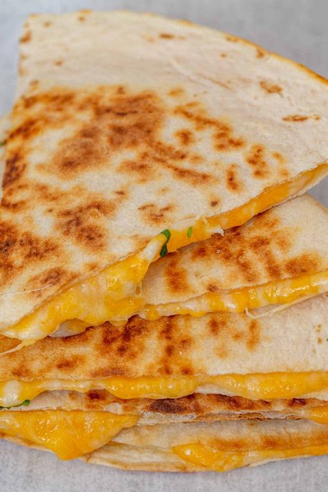 Mexican Food Recipes Quesadillas, How To Make Cheese Quesadillas Easy, Simple Cheese Quesadilla, East Simple Dinner Ideas, Cheese Quesadillas Recipes, Quesadilla Recipes Easy Cheese, Tortilla Quesadilla Recipes, Best Cheese Quesadilla Recipe, How To Make A Cheese Quesadilla