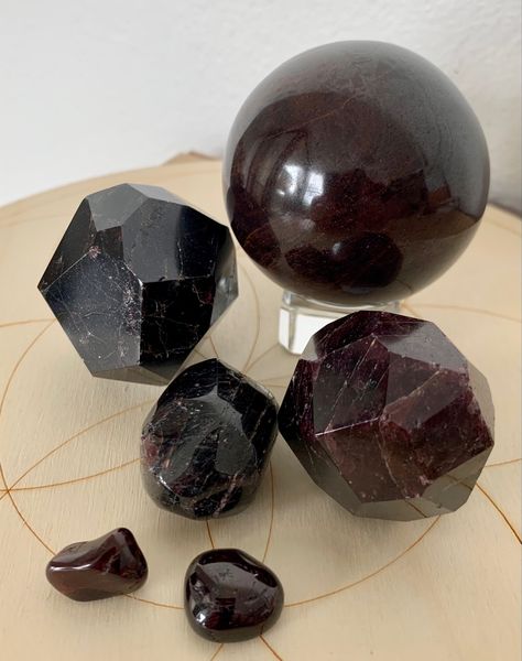 Garnet Crystal Aesthetic, Butterfly Museum, Crystals Healing Grids, Pretty Crystals, Crystal Vibes, Crystal Aesthetic, Garnet Crystal, Pretty Rocks, Cool Rocks