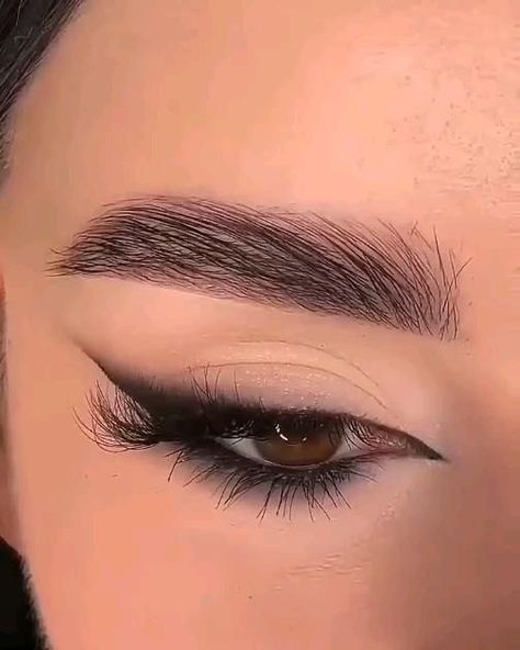 Black Smokey Eyeliner Look, Smokey Eyes Eyeliner, Eyeshadow Looks Eyeliner, Makeup Ideas Smokey Eye Black, Smokey Winged Eyeliner Tutorial, Smokey Eye With Red Eyeliner, Sultry Makeup Blue Eyes, Hoco Eyeshadow Looks, Casual Smokey Eye Makeup