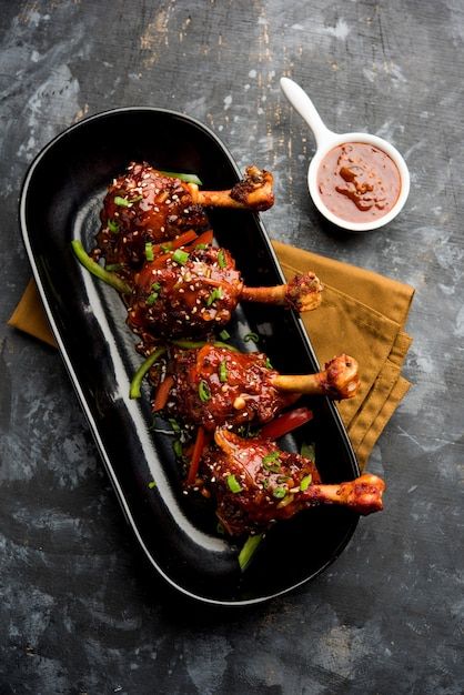 Szechuan Chicken, Menu Cafe, Indian Food Photography, Chicken Lollipops, Chicken Plating, Modern Food, Vegetarian Recipe, Chilli Sauce, Wing Recipes