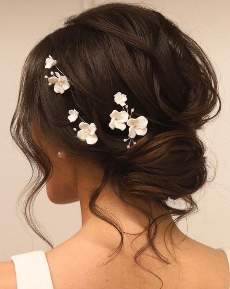 Messy Low Bun with Elegant Bridal Hair Jewelry Bridal Hairstyles For Short Hair, Low Bun Wedding Hair, Wedding Hair Brunette, Wedding Bun, Bridal Hairdo, Stylish Short Haircuts, Short Hair Bun, Curly Wedding Hair, Simple Wedding Hairstyles