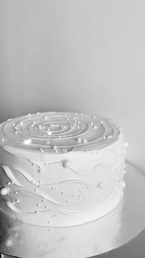 Simple Wedding Cake Simple Wedding Cake Small One Tier, White Cake Ideas Birthdays, White Birthday Cake Design, White Birthday Ideas, Simple White Cake Design, Minimalist White Cake, Cake Inspo Simple, White Simple Cake, Birthday Cake Classy