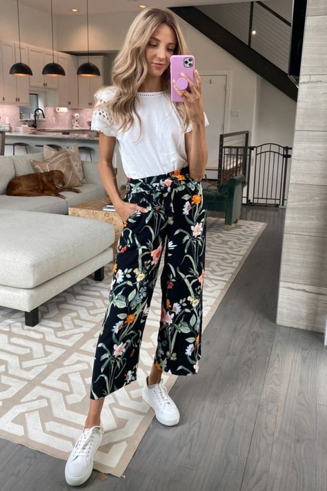 Floral Pant Outfit, Flowered Pants Outfit, How To Style Floral Pants, Floral Business Casual Outfits, White Flower Pants Outfit, Spring Pants Outfits Dressy, Flowy Summer Pants Outfit, Patterned Pants Outfit Work, Floral Linen Pants Outfit