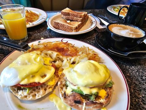 Discover the top breakfast spots in Midtown Manhattan for a delightful morning feast! #MidtownBreakfast #NYCEats Nyc Breakfast Restaurants, Nyc Houses, Breakfast In Nyc, Nyc Breakfast, Cheap Breakfast, Bagel Breakfast Sandwich, Brunch Nyc, Midtown Nyc, New York Bagel