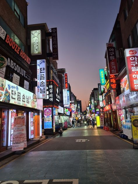 Seoul Korea summer city aesthetics Korean Nightlife Aesthetic, South Korea Asethic, Korean Soul City, Korea Asethic City, Seoul Astethic, Korea Pictures Seoul, Korea Summer Aesthetic, Korea City Night, Korean Street Aesthetic