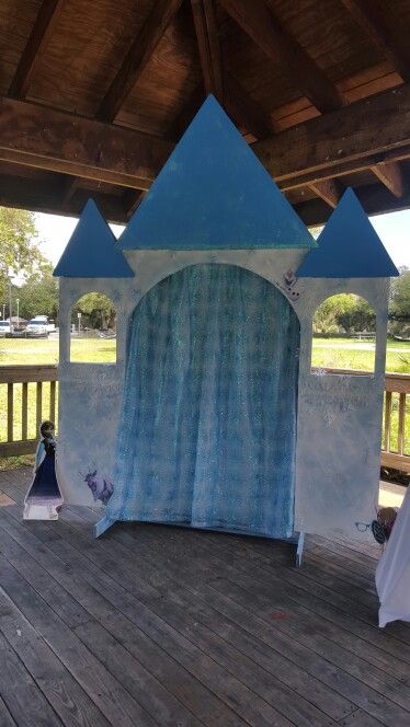 Frozen Castle Cardboard, Disney Photo Booth, Princess Birthday Party Decorations Diy, Frozen Photo Booth, Kids Birthday Party Activities, Frozen 3rd Birthday, Elsa Birthday Party, Disney Frozen Birthday Party, Princess Birthday Party Decorations