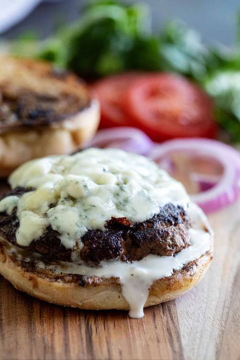 Busicut Recipes, Blue Cheese Burger Sauce, Blue Cheese Burgers Recipes, Perfect Grilled Burgers, Bleu Cheese Burger, Burgers On The Stove, Burger Dinner, Crazy Burger, Blue Cheese Burgers