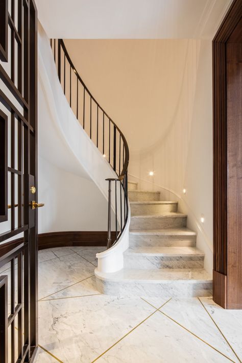 Curved white marble staircase of New York condo with dark contrasted railing. Interior design by Pembrooke & Ives. Round Stairs, Luxury Staircase, Outdoor Living Space Design, Marble Staircase, Stairs Design Interior, Stair Lights, Mudroom Entryway, Marble Stairs, B Design