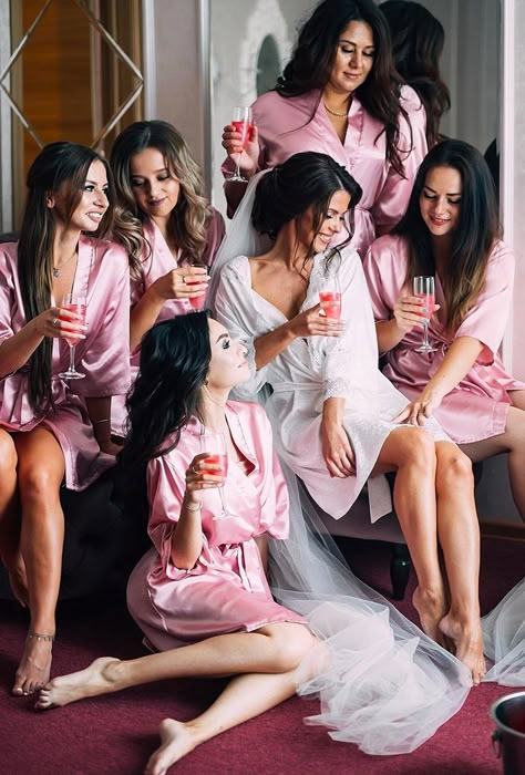 Bride And Bridesmaid Pictures, Bridesmaid Poses, Bridesmaid Pictures, Bridesmaid Photoshoot, Funny Wedding Photos, Party Photoshoot, Bridesmaids Photos, Wedding Picture Poses, Beautiful Wedding Photos