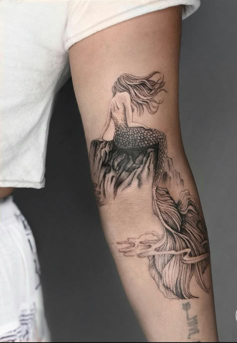 Ocean Tattoo Ideas, Small Mermaid Tattoo, Mermaid Sleeve Tattoos, Siren Tattoo, 42 Tattoo, Mermaid Tattoo Designs, Ocean Tattoo, Rock Tattoo, Goddess Tattoo