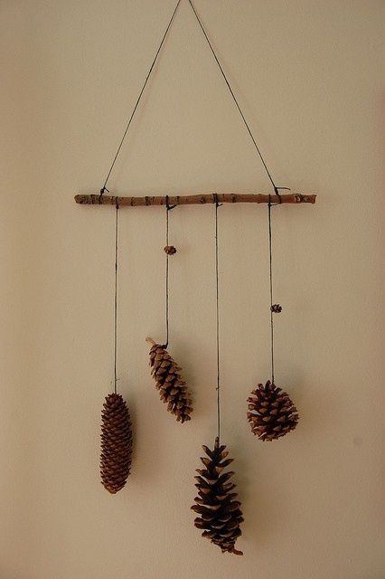 Natural Wood Slices Crafts, Cone Decoration Ideas, Pine Cones Decorations, Pine Cone Decor, Høstaktiviteter For Barn, Julkransar Diy, Cone Decoration, Jul Diy, Kerajinan Diy