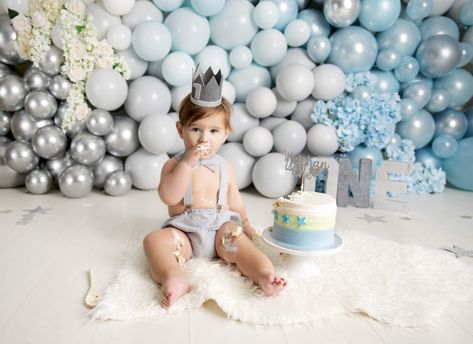 Cakesmash Boy, Cake Smash Theme, Prince Birthday Party, Prince Birthday, Smash Cake Boy, 1st Birthday Photoshoot, Newborn Baby Photoshoot, Cake Smash Photography, Smash Cake Photoshoot