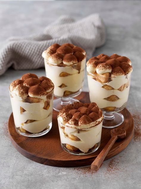 Tiramisu Cake Cup, Tiramisu In Cup, Tiramisu Aesthetic, Tiramisu Cups, Tiramisu Cake Recipe, Food Photography Dessert, Dessert Cups Recipes, Dessert Shooters, Tiramisu Cake