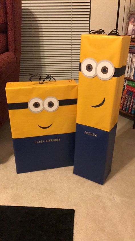 Minion Gift Wrapping Ideas, Food Drive Box Decoration Ideas, Minion Gift Ideas, Birthday Present Wrapping Ideas, Minions Party Ideas, Birthday Wrapping Ideas, Minion Party Theme, Minions Birthday Theme, Wrapping Paper Ideas