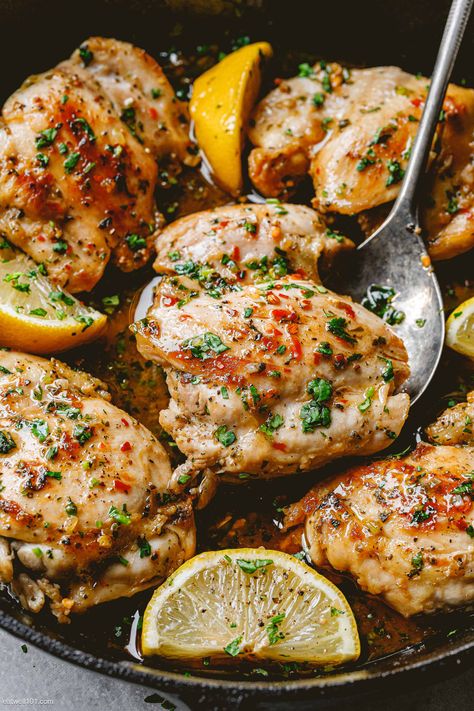 Garlic Lemon Baked Chicken Thighs - #baked #chicen #thighs #recipe #eatwell101- This baked chicken thighs recipe is so easy to make with only a handful of pantry ingredients and just one pan! - #recipe by #eatwell101® Fast Chicken Thigh Dinner, Healthy Chicken Thigh Recipes Boneless, Chicken Thigh Fillet Recipes, Quick Chicken Thigh Recipes, Turkey Thigh, Skillet Chicken Thigh Recipes, Chicken Fillet Recipes, Chicken Lime, Baked Boneless Chicken Thighs