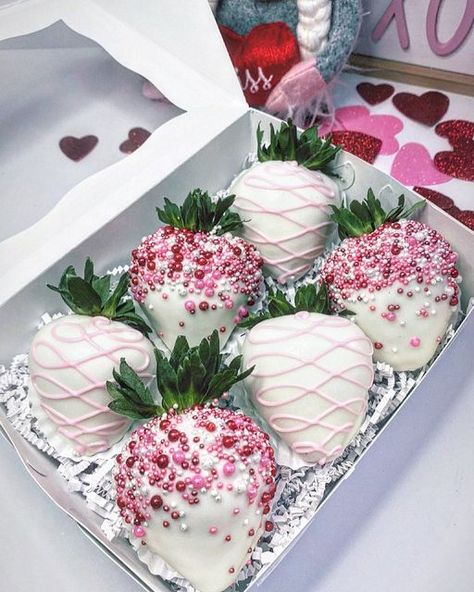 V Day Strawberries, Vday Chocolate Covered Strawberries, Valentine’s Day Strawberry Ideas, Dipped Strawberry Ideas Valentines, Valentine’s Day Strawberries For Him, Valentines Chocolate Covered Strawberry For Him, Strawberry Valentines Ideas, Valentine Strawberries Ideas, Covered Strawberries Ideas Valentines