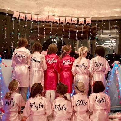 Pijama Party Ideas Decoration, Spa Party Robes, Mobile Kids, Spa Day Party, Birthday Sleepover Ideas, Slumber Party Birthday, Kids Spa Party, Birthday Sleepover, Flower Girl Robes