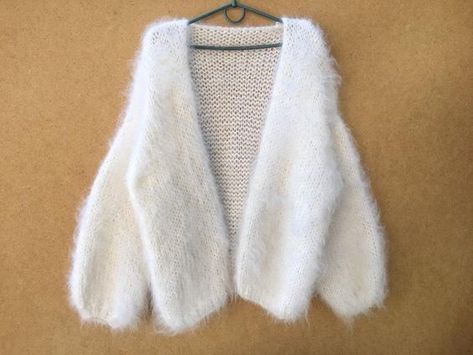 Pull Mohair, Soft Knit Cardigan, White Knit Cardigan, Airport Outfits, Knit Stockings, Warm Cardigan, Mohair Knit, Stocking Pattern, Mohair Cardigan