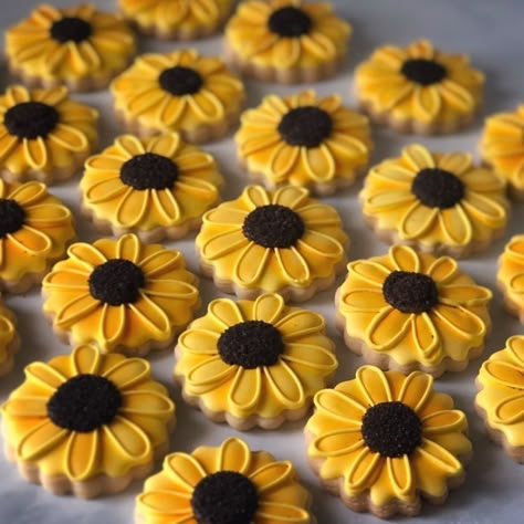 Cupcakes Flores, Sunflower Cookies, Sunflower Party, Royal Iced Cookies, Sunflower Bridal Shower, Iced Sugar Cookies, Sugar Cookie Designs, Pretty Cookies, Fall Cookies