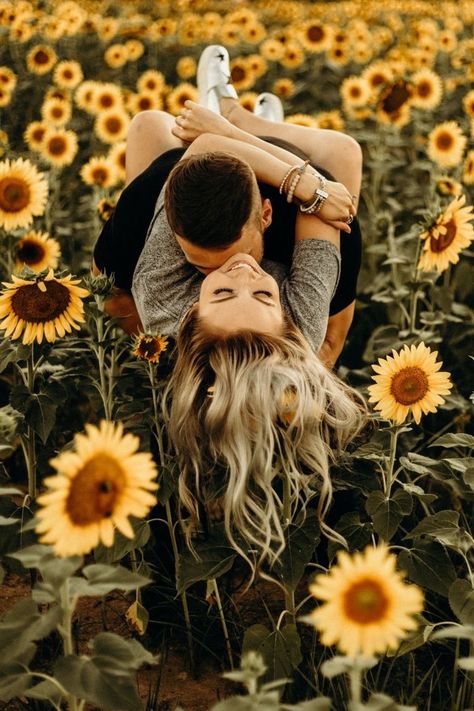 Shooting Photo Couple, Sunflower Field Photography, Sunflower Field Pictures, Shooting Couple, Sunflower Photography, Sunflower Photo, Sunflower Pictures, Engagement Pictures Poses, Shotting Photo