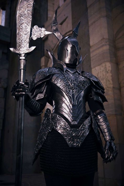 Knight Cosplay, Anime Knight, Armor Dress, Black Armor, Female Armor, Dark Souls Art, Cosplay Armor, Black Knight, Anime Inspired Outfits