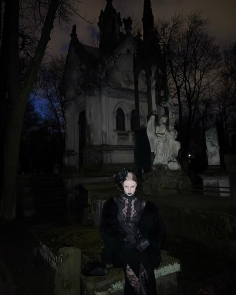 Gothic Horror Photoshoot, Graveyard Aesthetic Photoshoot, Gothic Cemetery Photoshoot, Goth Graveyard Photoshoot, Dark Southern Gothic, Halloween Photoshoot Aesthetic, Southern Gothic Photoshoot, Cemetery Photoshoot Ideas, Goth Senior Pictures