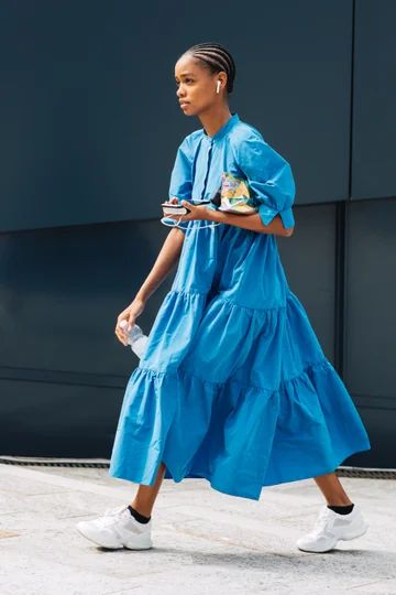 Fashion trends: 10 looks that prove blue is the color to wear this spring | Vogue Paris Colorful Outfits Spring, Style Bleu, Milan Street Style, Model Street Style, 2020 Fashion Trends, Coat Outfit, La Fashion Week, Outfit Trends, Spring Fashion Trends