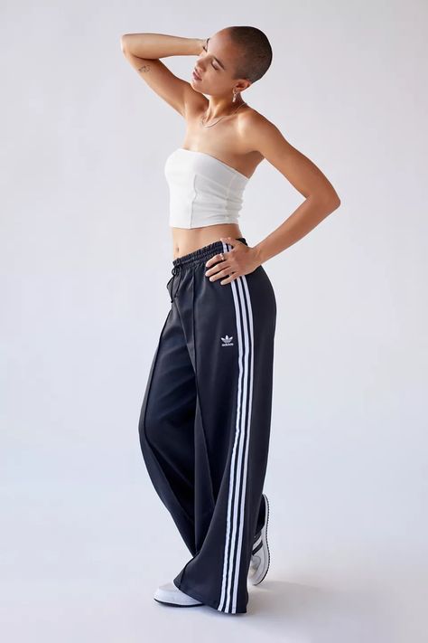 Baggy Adidas Pants Outfit, Adidas Pants Outfit, Black Adidas Pants, Adidas Track Pants, Trendy Skirts, Track Pant, Adidas Track, Pants Wide Leg, Adidas Pants