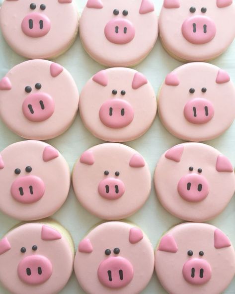 Pig decorated sugar cookies | cute food idea for a pig, farm, animal, or farmer themed party idea Buttercream Cookies, Cookies Cute, Kue Macaroon, Super Cookies, Pig Cookies, Pig Farm, Iced Biscuits, Summer Cookies, Sugar Cookie Designs