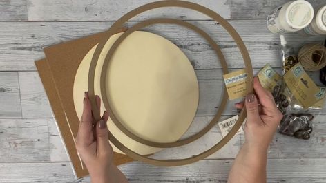 Diy Round Tray, Trays Diy, Dollartree Diy, Diy Tray, Farmhouse Shelves, Picture Frame Decor, Tray Diy, Farmhouse Ideas, Round Tray