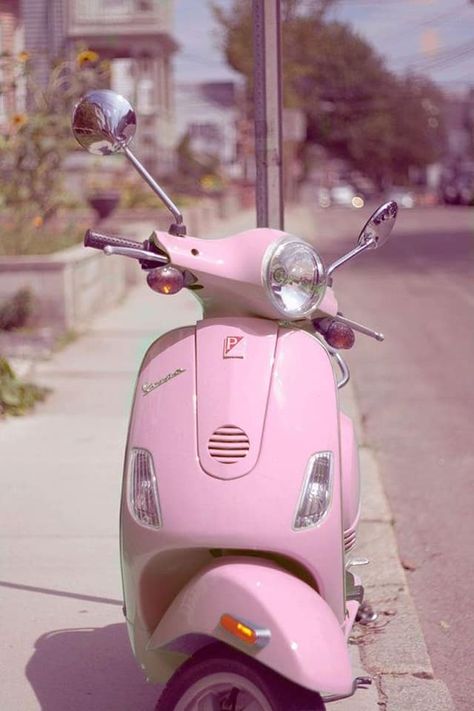 Cosas de chicas Pink Vespa, Pink Scooter, Pink Motorcycle, Hello Moto, Pink Cars, Retro Scooter, Motos Vintage, Vespa Girl, Retro Girl