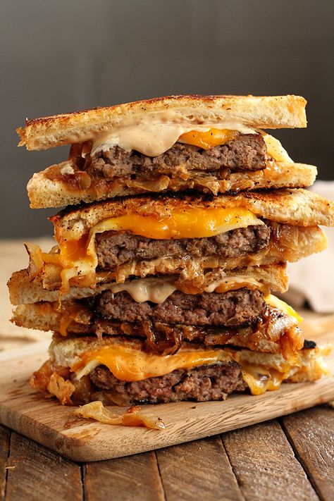 Patty Melt Recipe, Steak Burgers, Steak Burger, Melt Recipe, Iron Skillet Recipes, Patty Melt, How To Cook Burgers, Cast Iron Skillet Recipes, Cast Iron Recipes