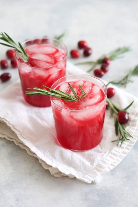 Fresh Cranberry Rosemary Cocktails Appetizer Cocktail, Cranberry Mocktail, Rosemary Cocktail, Cranberry Margarita, Rosemary Syrup, Watermelon Cocktail, Cranberry Vodka, Cranberry Cocktail, Hosting Christmas