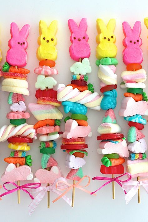 Easter Candy Kabobs Peeps Kabobs Sticks, Easter Lollipop Ideas, Lolly Skewers, Candy Kebobs, Easter Kabobs, Easter Marketing Ideas, Easter Candy Kabobs, Easter Candy Ideas, Peeps Party