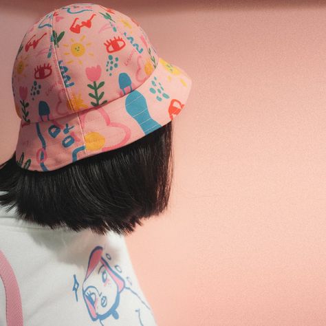 Bucket Hat Painting, Bucket Hat Inspo, Bucket Hat Ideas, Bucket Hat Fashion, Surf Hats, Bucket Hat Pattern, Kids Bucket Hat, Pretty Hats, Bucket Hat Design