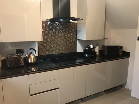 Black & Cream Kitchen with Penny Splashback. Penny Splashback, Black Cream Kitchen, Black And Cream Kitchen, Black Splashback, Kitchen Decor Black, Kitchen Wrap, Cream Kitchen, Kitchen Black, Beige Kitchen