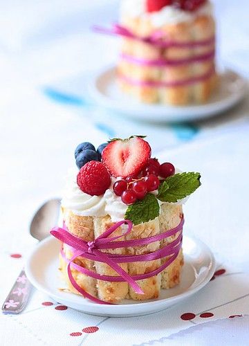 Tartelette: Toasted Coconut And Berries Charlottes Charlotte Dessert, Mini Charlotte, Mothers Day Cake Ideas, Mothers Day Desserts, Mothers Day Cake, British Baking, Chocolate Dessert Recipes, Köstliche Desserts, Best Fruits