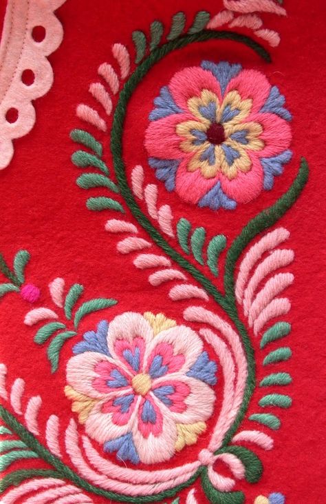 Love the thick satin embroidery over the dark red cloth. Scandinavian Embroidery, Broderie Simple, Swedish Embroidery, Hungarian Embroidery, Mexican Embroidery, Wool Embroidery, Learn Embroidery, Folk Embroidery, Crewel Embroidery