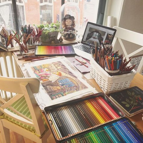 #workplace #workspace #illustration Workspace Illustration, Artist Workspace, Art Studio Room, Artsy Aesthetic, Art Area, Art Studio At Home, My Live, Pallet Painting, Workspace Inspiration