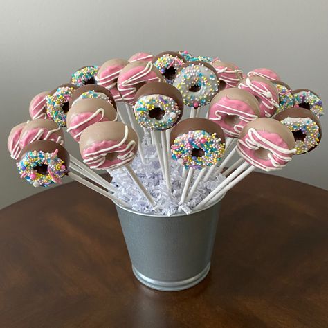 Donut Cakepops, Mini Donuts Decoration, Mini Donuts Ideas, Donut Cake Pops, Donut Pops, Donut Pop, Gateau Harry Potter, Donut Decorating Ideas, Donut Cupcakes