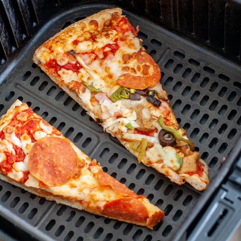 Reheat Pizza in Air Fryer Reheat Pizza In Air Fryer, Reheat Rotisserie Chicken, Thick Chili, How To Reheat Pizza, Pizza In Air Fryer, Pizza In The Air Fryer, Chicken In The Air Fryer, Copycat Texas Roadhouse, Convection Oven Recipes