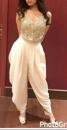 Trendy Outfits Indian, Traditional Indian Dress, Estilo Hippie, Indian Dresses Traditional, Traditional Indian Outfits, Trendy Dress Outfits, Indian Gowns, Indian Bridal Outfits, Designer Party Wear Dresses