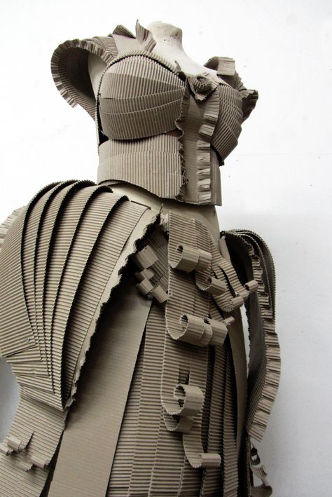 Cardboard Fashion Design, Cardboard Fashion, Cardboard Clothes, Cardboard Dress, Paper Costume, Hunger Games Fashion, Sculpture Fashion, Cardboard Costume, Trash Fashion