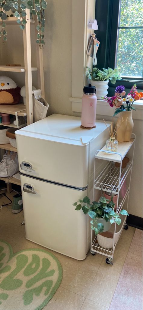 Snack Storage Bedroom, Mini Fridge Room Aesthetic, Best Dorm Storage, Behind Desk Storage, White Mini Fridge Aesthetic, Dorm Room Ideas Mini Fridge, Mini Fridge Room Ideas, Mini Kitchen For Dorm, Bedroom Ideas With Mini Fridge