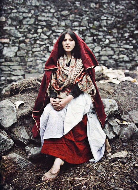 Autochrome Photography, Traditional Irish Clothing, Folkloric Dress, Irish Clothing, August Sander, Irish Fashion, Irish Women, Celtic Heritage, Early Photos