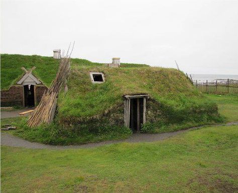 Hobbit house. L'anse Aux Meadows, Turf Roof, Do Sport, Cottage Witch, Natural Homes, Roof Architecture, House In Nature, Hobbit House, Earth Homes