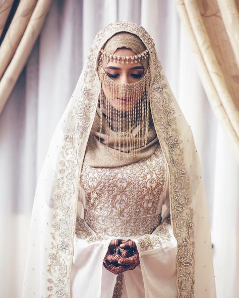 Muslim Wedding Dress Hijab Bride, Hijabi Mode, Wedding Dress Hijab, Wedding Hijab Styles, Muslim Wedding Gown, Hijab Stile, Baju Kahwin, Hijabi Brides, Muslimah Wedding Dress