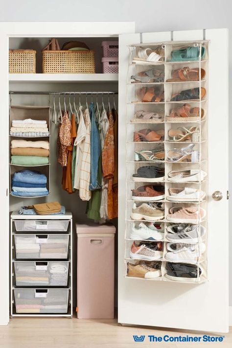 College Drawer Organization, College Shoe Organization, Closet Organization College, Dorm Room Ideas Closet, Small Bedroom Ideas College Apartment, Aesthetic Dorm Storage, Organizing Ideas For Dorm Rooms, College Dorm Wardrobe, Dorm Room Clothes Organization