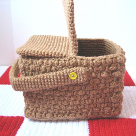 https://flic.kr/p/7ToAJh | Picnic basket | Crochet pattern includes instructions for a picnic basket, checkered blanket, watermellon, baked beans, potato salad and chicken drumsticks Food Crochet Pattern, Play Food Crochet, Food Crochet, Crochet Mobile, Crochet Food, Crochet Goodies, Haken Baby, Fun Crochet Projects, Diy Crochet Projects